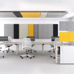 žltý, sivý a čierny panel na strope a stene v kancelárskom priestore