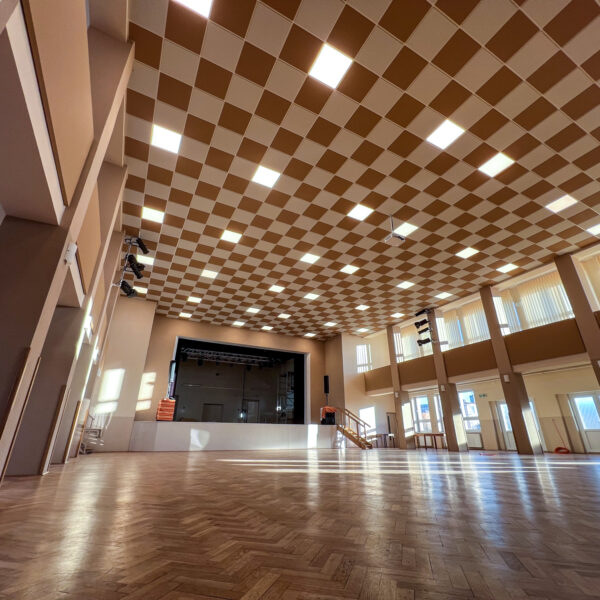 Akustický kazetový strop v hudobnej sále
